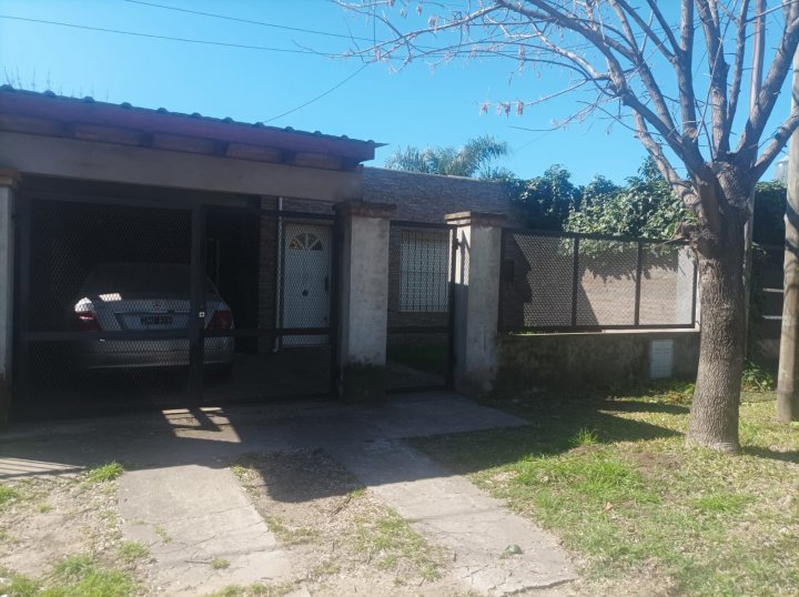 CALLE  10   2594    -  CASA  2  DORMITORIOS  -  BARRIO  LOS  ROBLES  -